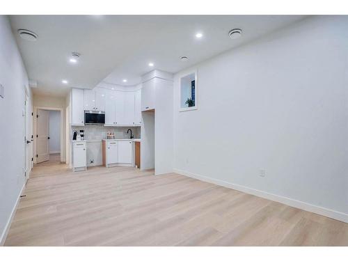 1429 43 Street Sw, Calgary, AB - Indoor Photo Showing Kitchen