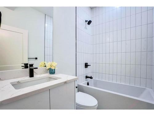 1429 43 Street Sw, Calgary, AB - Indoor Photo Showing Bathroom