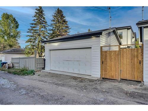 1429 43 Street Sw, Calgary, AB - Outdoor