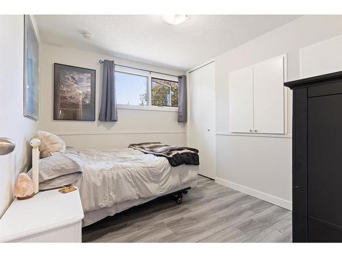 9508 Oakland Road Sw, Calgary, AB - Indoor Photo Showing Bedroom