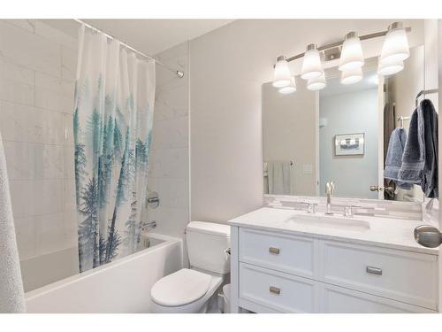 9508 Oakland Road Sw, Calgary, AB - Indoor Photo Showing Bathroom