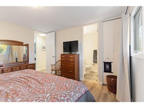 9508 Oakland Road Sw, Calgary, AB - Indoor Photo Showing Bedroom