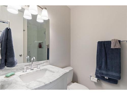 9508 Oakland Road Sw, Calgary, AB - Indoor Photo Showing Bathroom