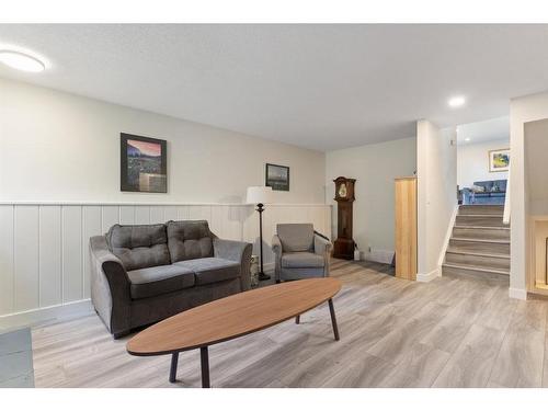 9508 Oakland Road Sw, Calgary, AB - Indoor Photo Showing Living Room