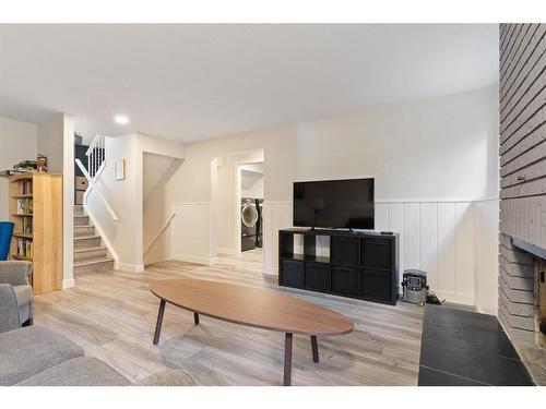 9508 Oakland Road Sw, Calgary, AB - Indoor Photo Showing Living Room