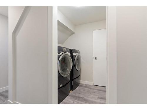 9508 Oakland Road Sw, Calgary, AB - Indoor Photo Showing Laundry Room