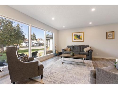 9508 Oakland Road Sw, Calgary, AB - Indoor Photo Showing Living Room