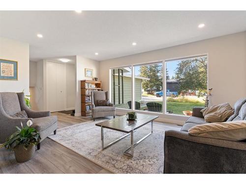 9508 Oakland Road Sw, Calgary, AB - Indoor Photo Showing Living Room