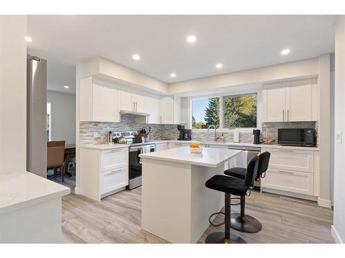 9508 Oakland Road Sw, Calgary, AB - Indoor Photo Showing Kitchen With Upgraded Kitchen