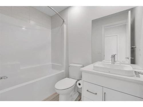 618 Greenbriar Common Nw, Calgary, AB - Indoor Photo Showing Bathroom