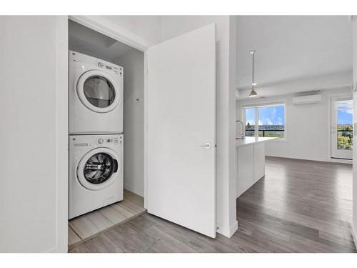 618 Greenbriar Common Nw, Calgary, AB - Indoor Photo Showing Laundry Room