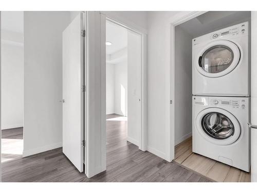 618 Greenbriar Common Nw, Calgary, AB - Indoor Photo Showing Laundry Room