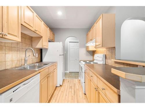 302-638 Meredith Road Ne, Calgary, AB - Indoor Photo Showing Kitchen With Double Sink