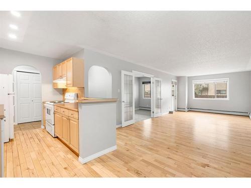 302-638 Meredith Road Ne, Calgary, AB - Indoor Photo Showing Kitchen