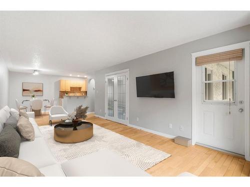 302-638 Meredith Road Ne, Calgary, AB - Indoor Photo Showing Living Room