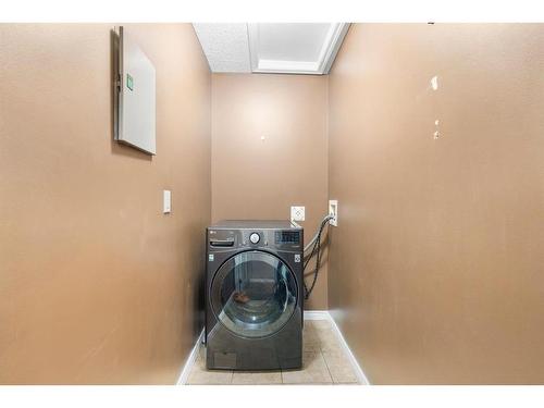 302-638 Meredith Road Ne, Calgary, AB - Indoor Photo Showing Laundry Room