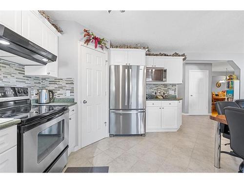 116 Oakmere Place, Chestermere, AB - Indoor Photo Showing Kitchen