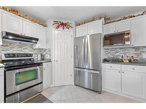 116 Oakmere Place, Chestermere, AB - Indoor Photo Showing Kitchen