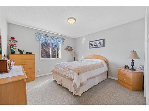 116 Oakmere Place, Chestermere, AB - Indoor Photo Showing Bedroom