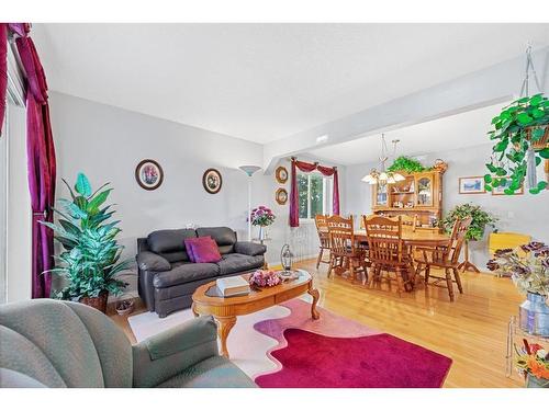 116 Oakmere Place, Chestermere, AB - Indoor Photo Showing Living Room