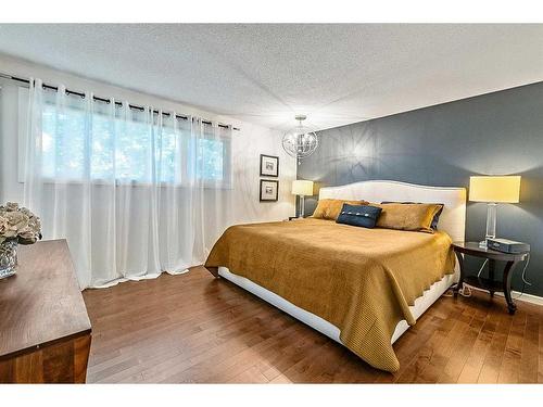 12032 Elbow Drive Sw, Calgary, AB - Indoor Photo Showing Bedroom