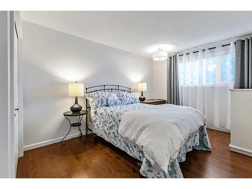 12032 Elbow Drive Sw, Calgary, AB - Indoor Photo Showing Bedroom