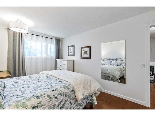 12032 Elbow Drive Sw, Calgary, AB - Indoor Photo Showing Bedroom