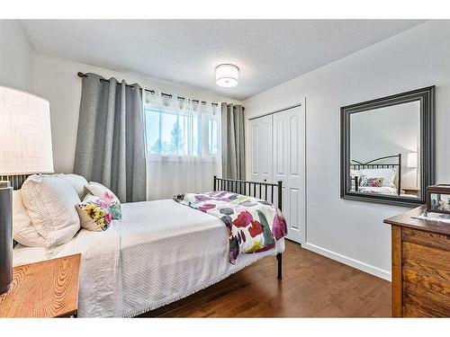 12032 Elbow Drive Sw, Calgary, AB - Indoor Photo Showing Bedroom