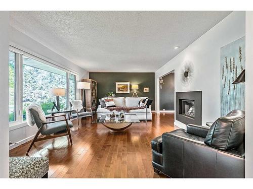 12032 Elbow Drive Sw, Calgary, AB - Indoor Photo Showing Living Room