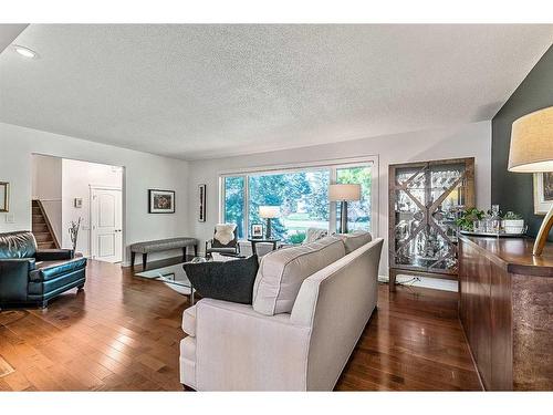 12032 Elbow Drive Sw, Calgary, AB - Indoor Photo Showing Living Room