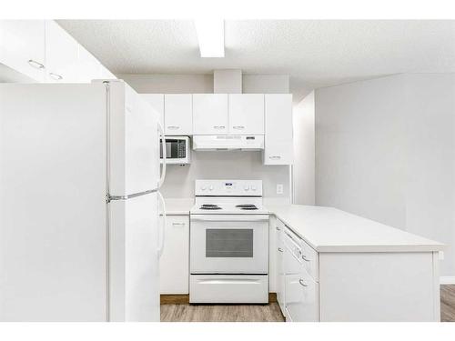 2821-3400 Edenwold Heights Nw, Calgary, AB - Indoor Photo Showing Kitchen