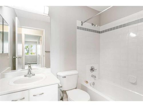 2821-3400 Edenwold Heights Nw, Calgary, AB - Indoor Photo Showing Bathroom