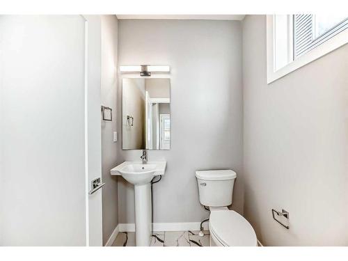 425 Chelsea Key, Chestermere, AB - Indoor Photo Showing Bathroom