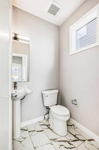 425 Chelsea Key, Chestermere, AB - Indoor Photo Showing Bathroom