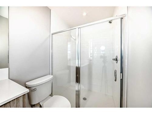 425 Chelsea Key, Chestermere, AB - Indoor Photo Showing Bathroom