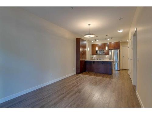 211-1720 10 Street Sw, Calgary, AB - Indoor Photo Showing Kitchen