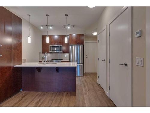 211-1720 10 Street Sw, Calgary, AB - Indoor Photo Showing Kitchen With Stainless Steel Kitchen With Double Sink With Upgraded Kitchen