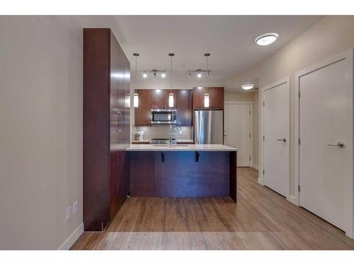 211-1720 10 Street Sw, Calgary, AB - Indoor Photo Showing Kitchen