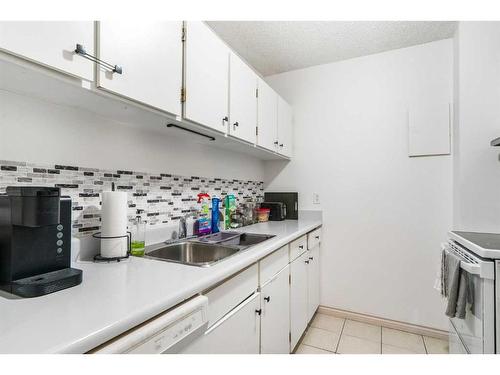 904-4944 Dalton Drive Nw, Calgary, AB - Indoor Photo Showing Kitchen