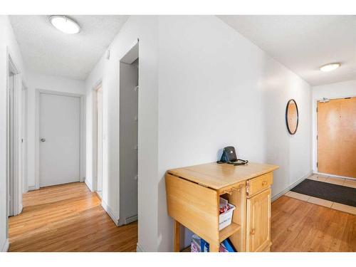 904-4944 Dalton Drive Nw, Calgary, AB - Indoor Photo Showing Other Room