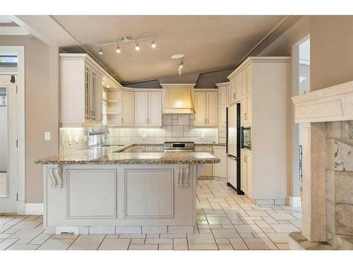 307 Wildwood Drive Sw, Calgary, AB - Indoor Photo Showing Kitchen