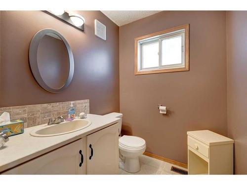 1-717 Centre Street, Vulcan, AB - Indoor Photo Showing Bathroom