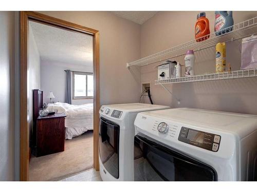 1-717 Centre Street, Vulcan, AB - Indoor Photo Showing Laundry Room