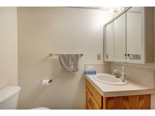 1-717 Centre Street, Vulcan, AB - Indoor Photo Showing Bathroom