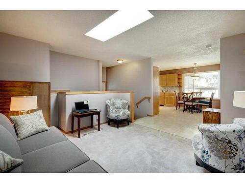 1-717 Centre Street, Vulcan, AB - Indoor Photo Showing Living Room