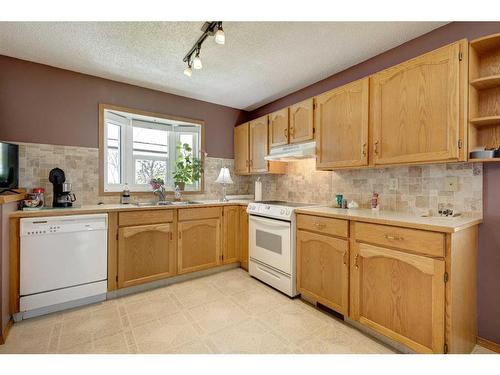 1-717 Centre Street, Vulcan, AB - Indoor Photo Showing Kitchen With Double Sink