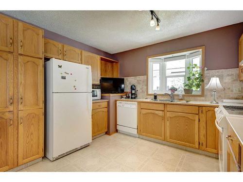 1-717 Centre Street, Vulcan, AB - Indoor Photo Showing Kitchen With Double Sink