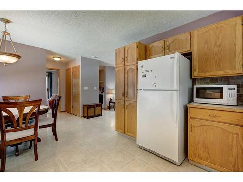 1-717 Centre Street, Vulcan, AB - Indoor Photo Showing Kitchen