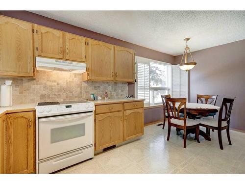 1-717 Centre Street, Vulcan, AB - Indoor Photo Showing Kitchen