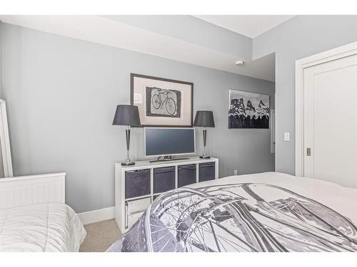 201G-1101 Three Sisters Parkway, Canmore, AB - Indoor Photo Showing Bedroom